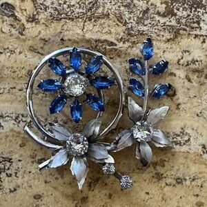 VTG Jewels‎ by Jenay Brooch Pendant 1.75" Blue White Rhodium Rhinestone Flower
